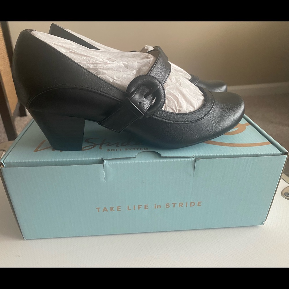Brand new never worn Life Stride size 7W shoes.